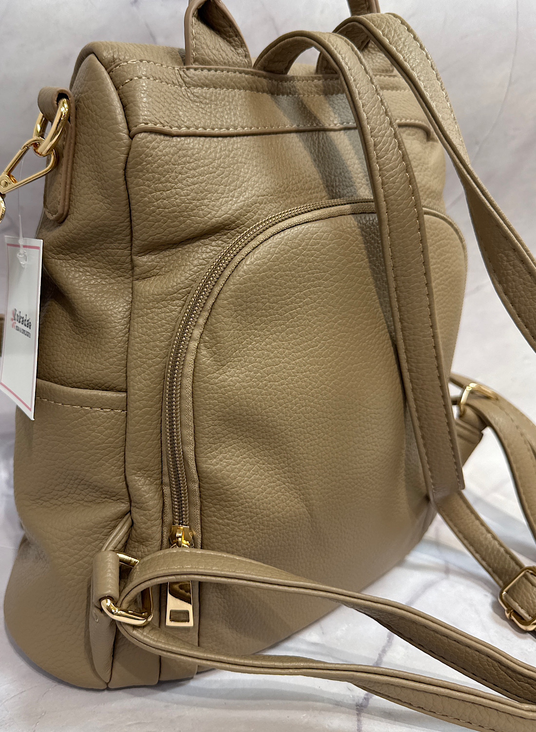 MOCHILA TAUPE CON TACHUELA 3 MOCHILA TAUPE CON TACHUELA - Imagen 3