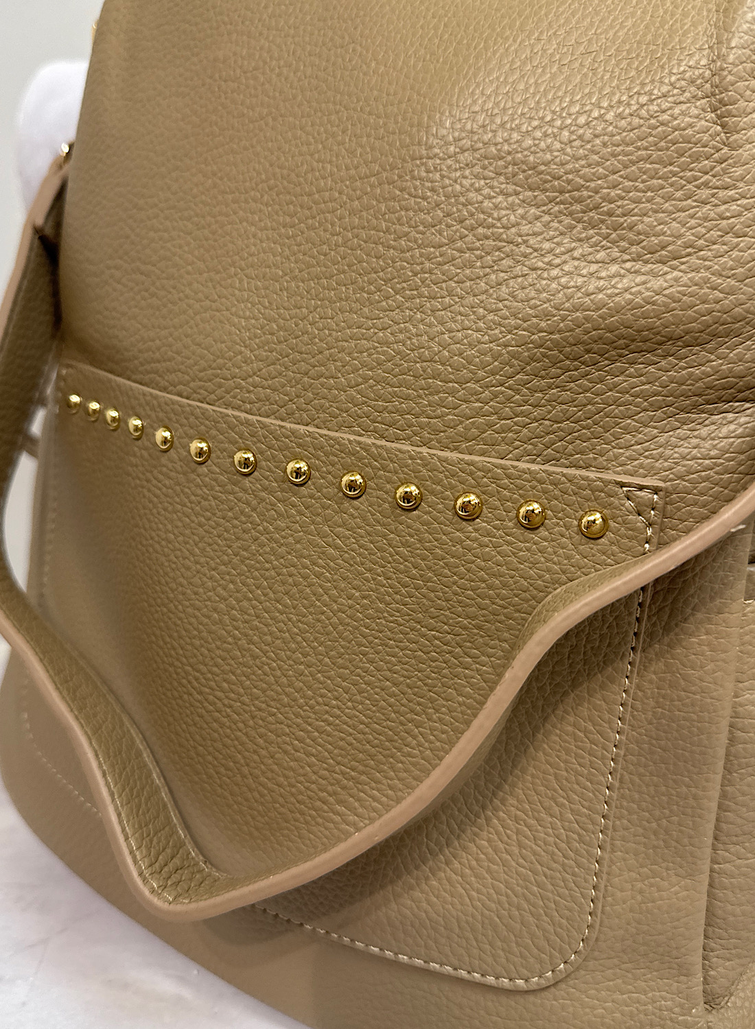MOCHILA TAUPE CON TACHUELA 2 MOCHILA TAUPE CON TACHUELA - Imagen 2