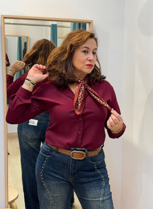 Novedades 25 CAMISA CON PAÑUELO - Granate