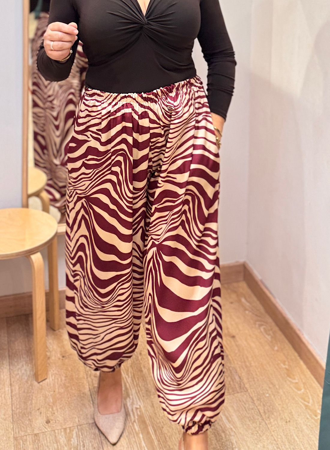 PANTALÓN CEBRA GRANATE 3 PANTALÓN CEBRA GRANATE - Imagen 3