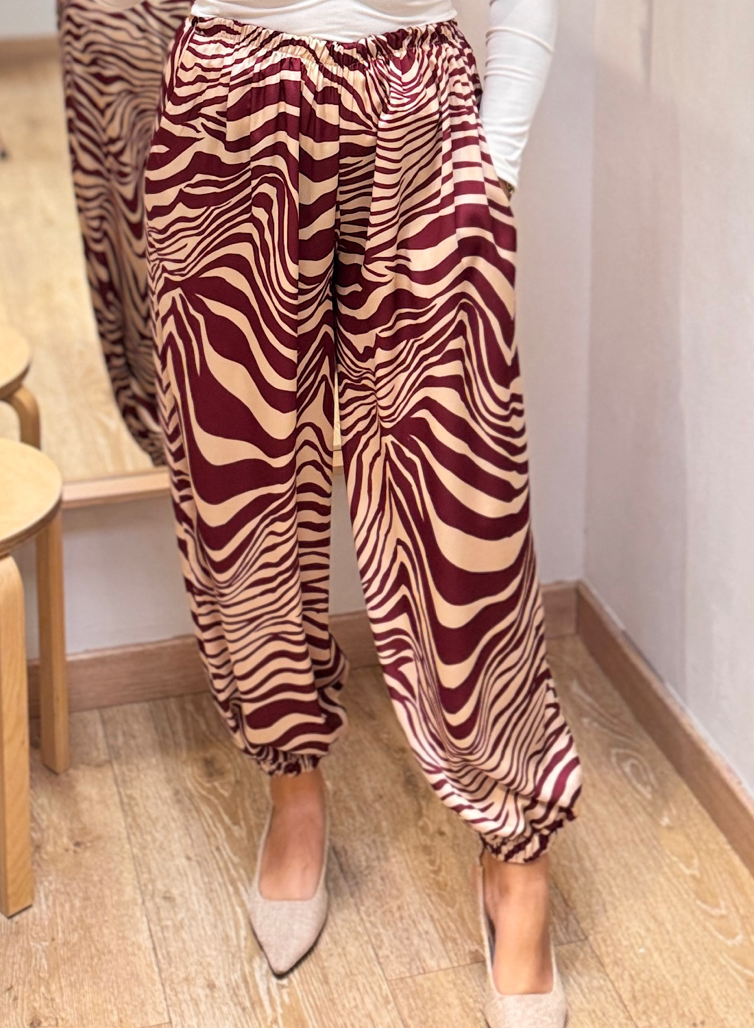 PANTALÓN CEBRA GRANATE 2 PANTALÓN CEBRA GRANATE - Imagen 2