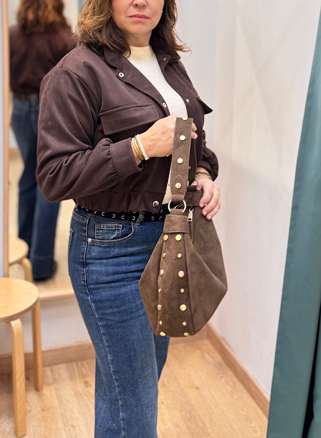 BOLSO MEDIA LUNA CON TACHUELAS DORADAS 2 BOLSO MEDIA LUNA CON TACHUELAS DORADAS - Imagen 2