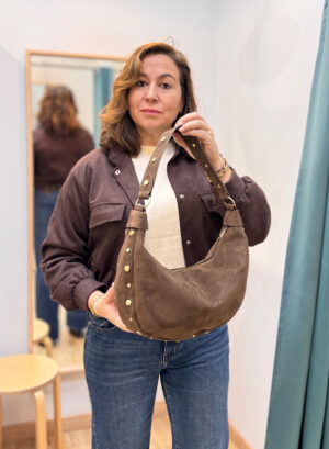 BOLSO MEDIA LUNA CON TACHUELAS DORADAS - Marrón chocolate