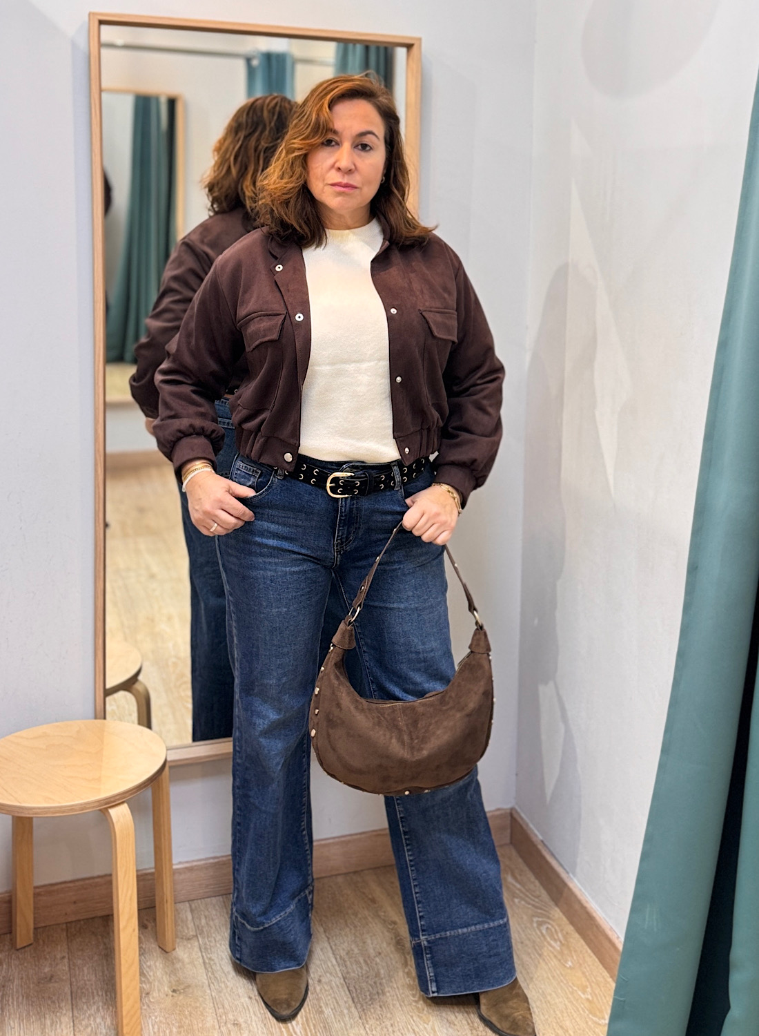 BOLSO MEDIA LUNA CON TACHUELAS DORADAS 3 BOLSO MEDIA LUNA CON TACHUELAS DORADAS - Imagen 3