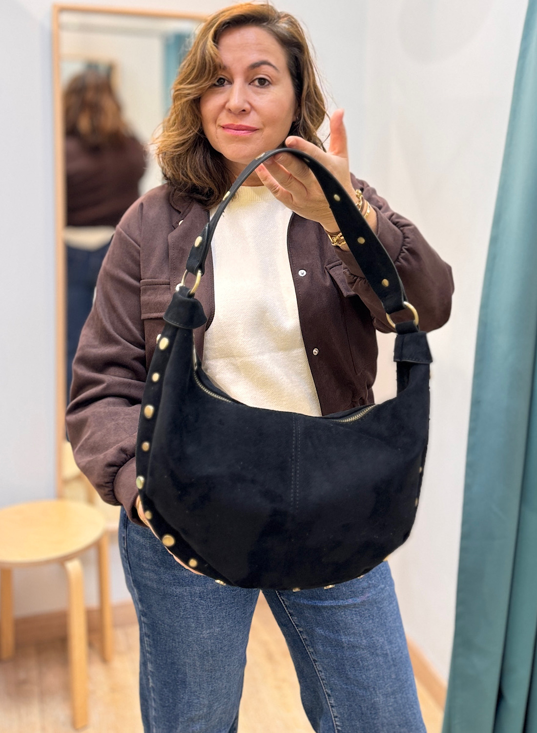 BOLSO MEDIA LUNA CON TACHUELAS DORADAS 8 BOLSO MEDIA LUNA CON TACHUELAS DORADAS - Imagen 8