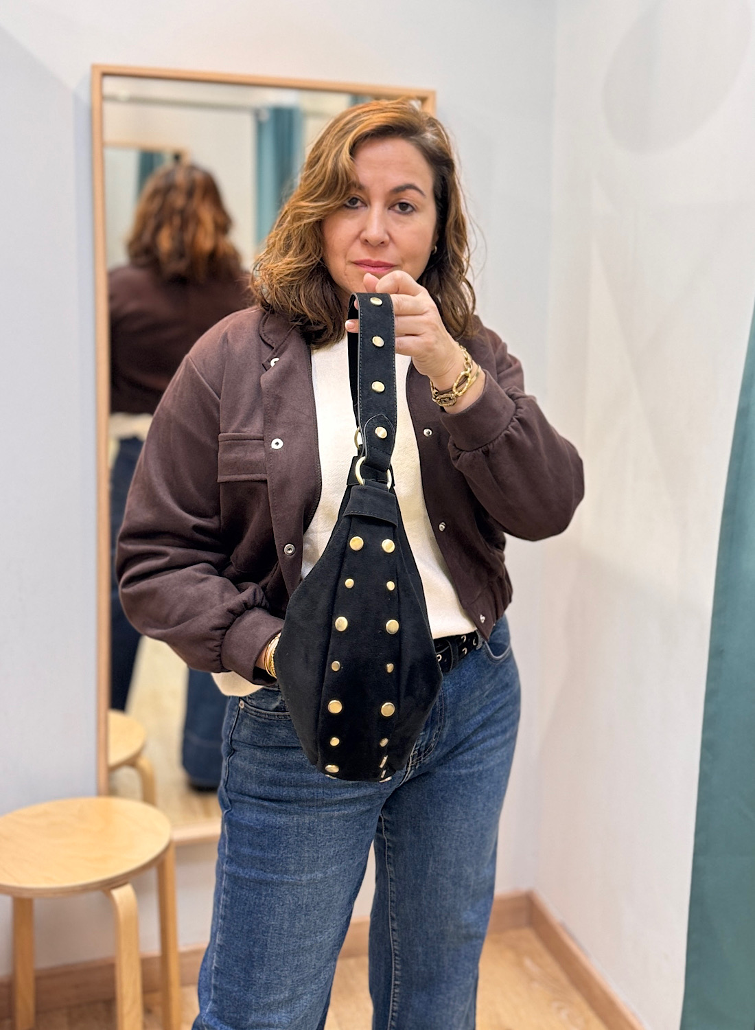 BOLSO MEDIA LUNA CON TACHUELAS DORADAS 9 BOLSO MEDIA LUNA CON TACHUELAS DORADAS - Imagen 9