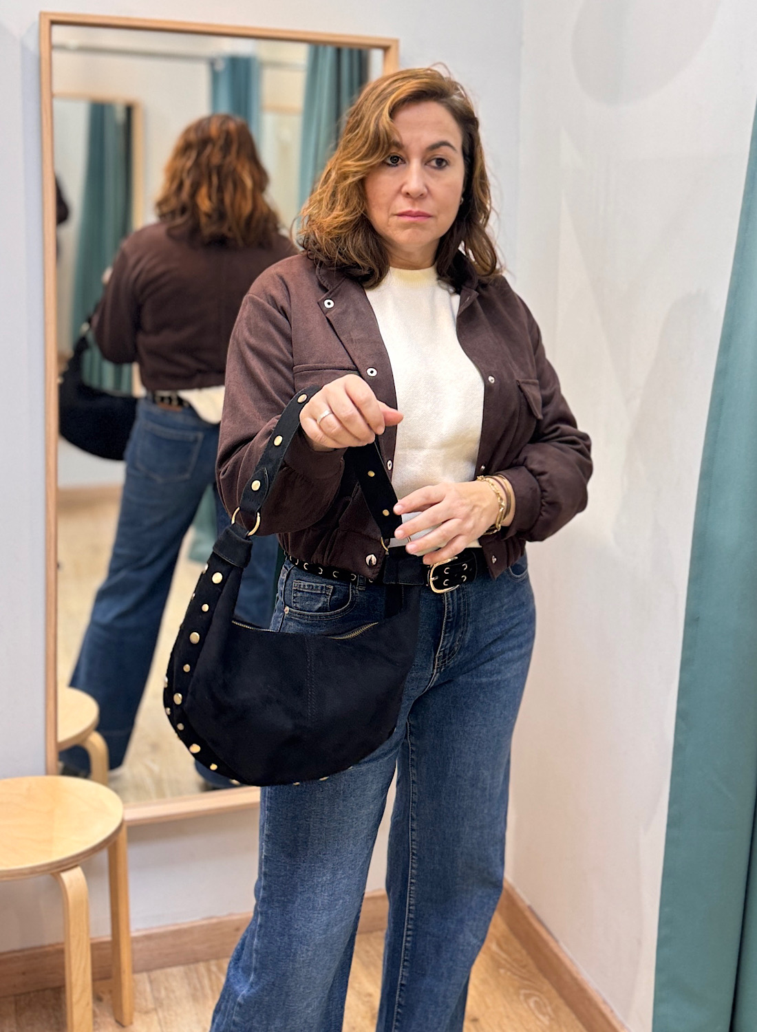 BOLSO MEDIA LUNA CON TACHUELAS DORADAS 7 BOLSO MEDIA LUNA CON TACHUELAS DORADAS - Imagen 7