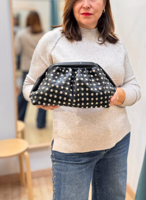 BOLSO MANO TACHUELAS PLATA - Negro