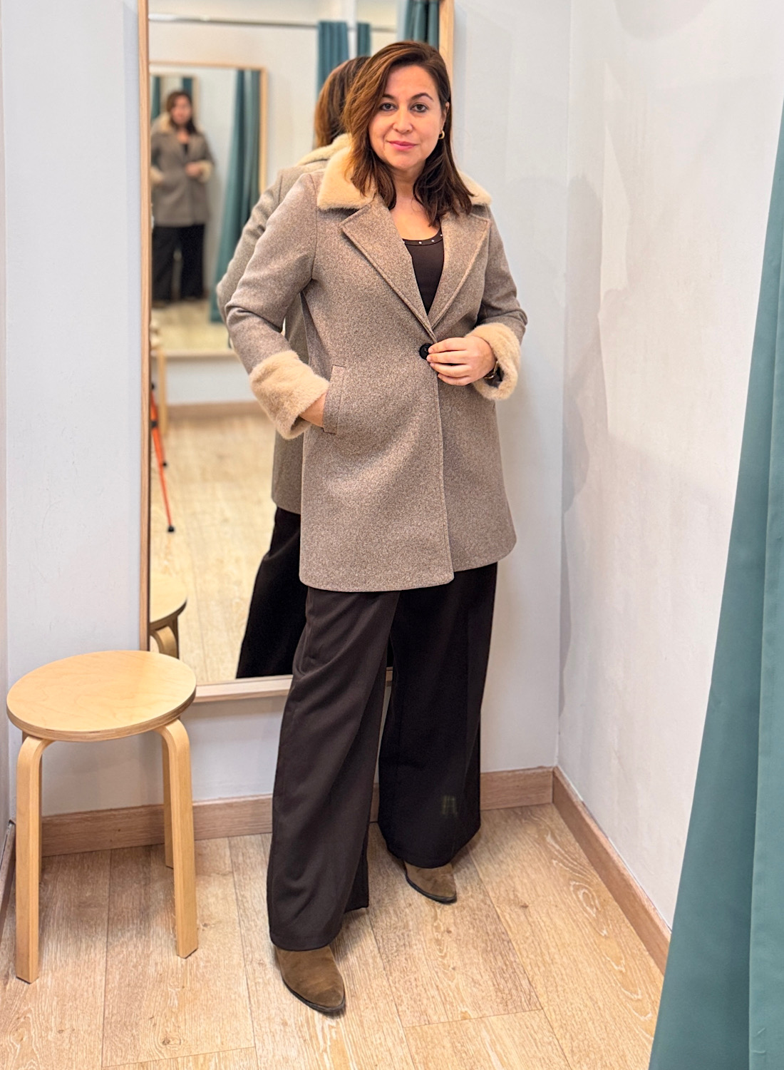 ABRIGO PELO EN CUELLO Y PUÑO 1 ABRIGO PELO EN CUELLO Y PUÑO